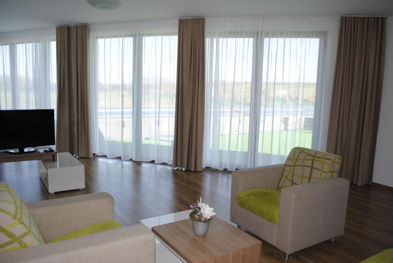Hotel Golf Jezera Ostrožská Nová Ves Dış mekan fotoğraf
