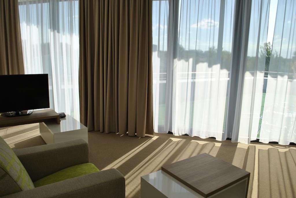 Hotel Golf Jezera Ostrožská Nová Ves Dış mekan fotoğraf