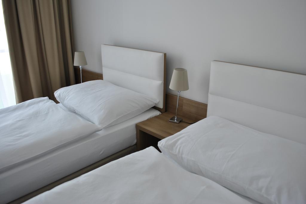 Hotel Golf Jezera Ostrožská Nová Ves Dış mekan fotoğraf
