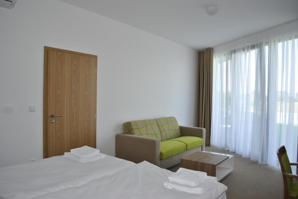 Hotel Golf Jezera Ostrožská Nová Ves Dış mekan fotoğraf