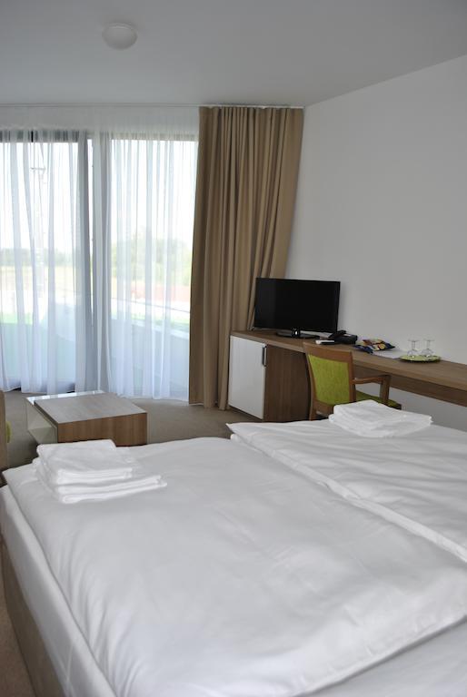Hotel Golf Jezera Ostrožská Nová Ves Dış mekan fotoğraf