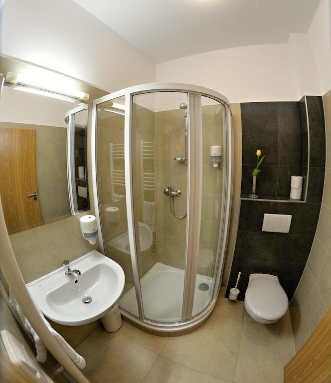 Hotel Golf Jezera Ostrožská Nová Ves Oda fotoğraf