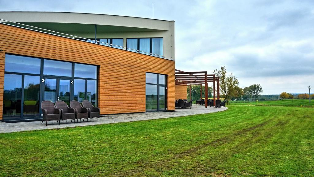 Hotel Golf Jezera Ostrožská Nová Ves Dış mekan fotoğraf