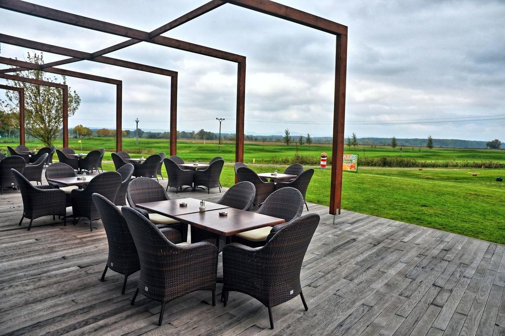 Hotel Golf Jezera Ostrožská Nová Ves Dış mekan fotoğraf