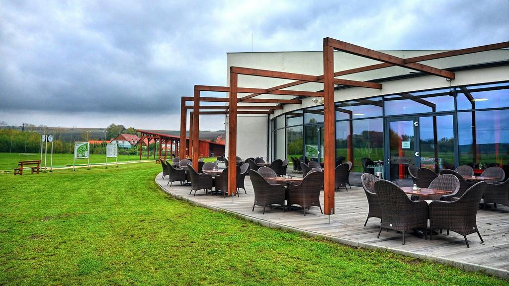 Hotel Golf Jezera Ostrožská Nová Ves Dış mekan fotoğraf