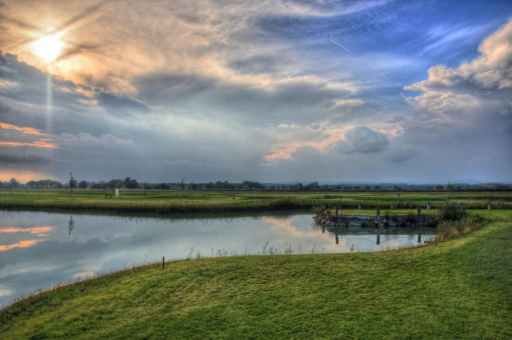 Hotel Golf Jezera Ostrožská Nová Ves Dış mekan fotoğraf
