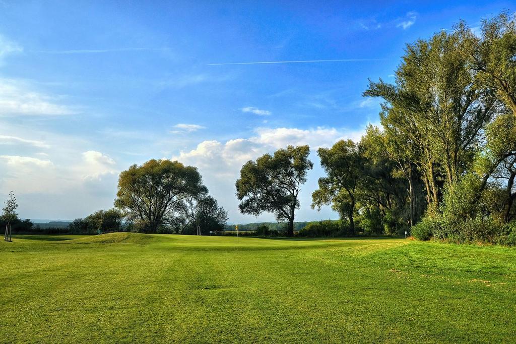 Hotel Golf Jezera Ostrožská Nová Ves Dış mekan fotoğraf